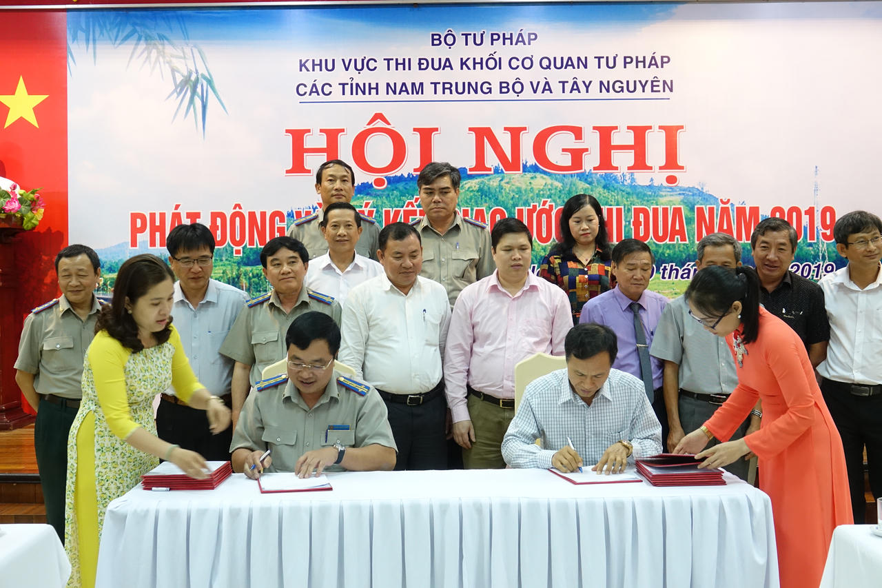 Cơ quan Tư pháp các tỉnh Nam Trung bộ và Tây Nguyên ký kết giao ước thi đua