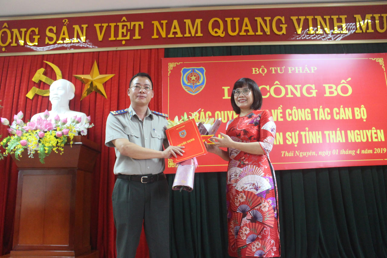 Trao quyết định bổ nhiệm Cục trưởng Cục Thi hành án dân sự Thái Nguyên