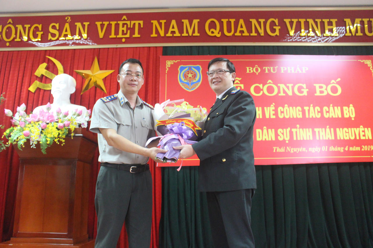 Trao quyết định bổ nhiệm Cục trưởng Cục Thi hành án dân sự Thái Nguyên