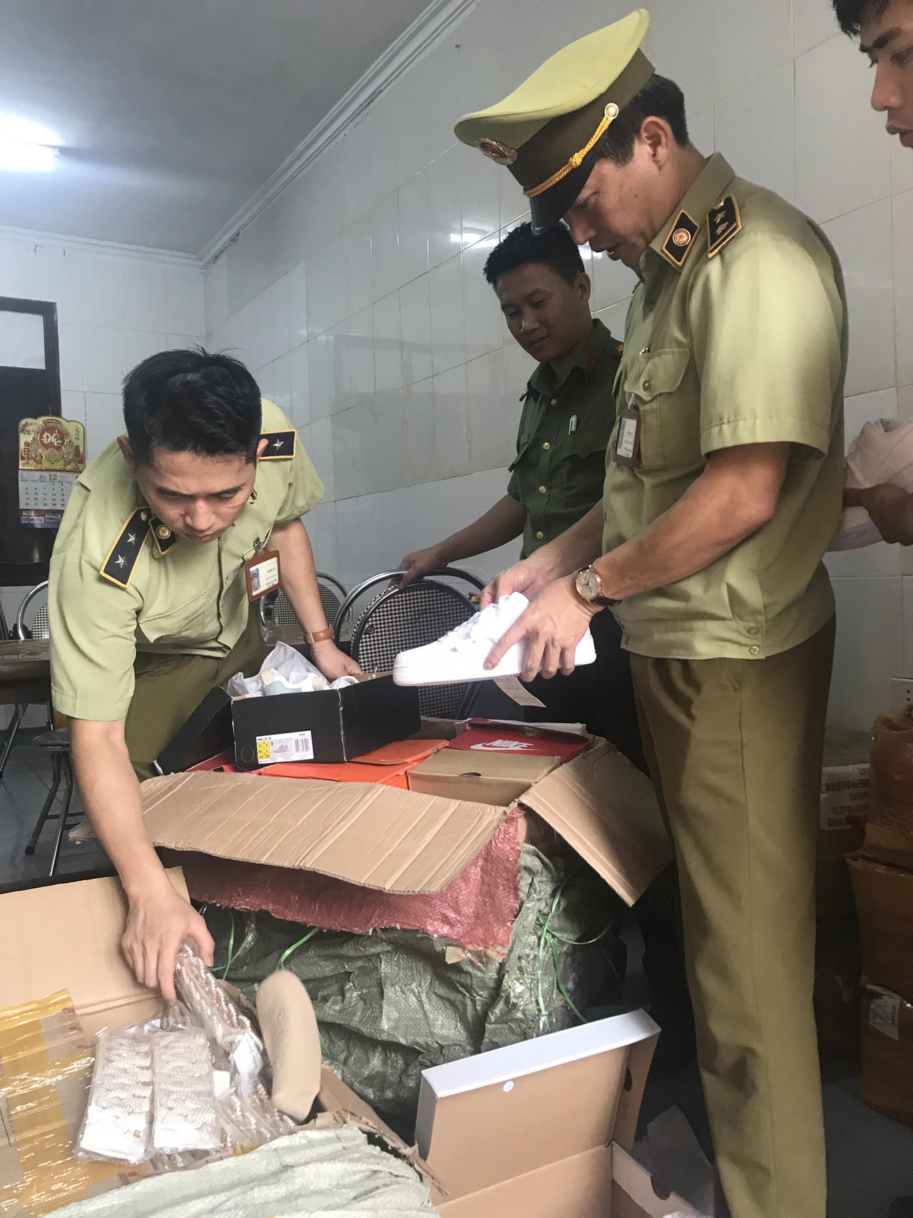 Nghệ An phát hiện ô tô hàng không rõ nguồn gốc