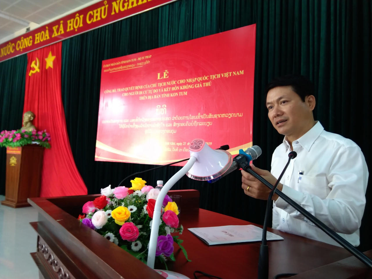 Trao quyết định nhập quốc tịch Việt Nam cho 38 người Lào di cư tự do và kết hôn không giá thú