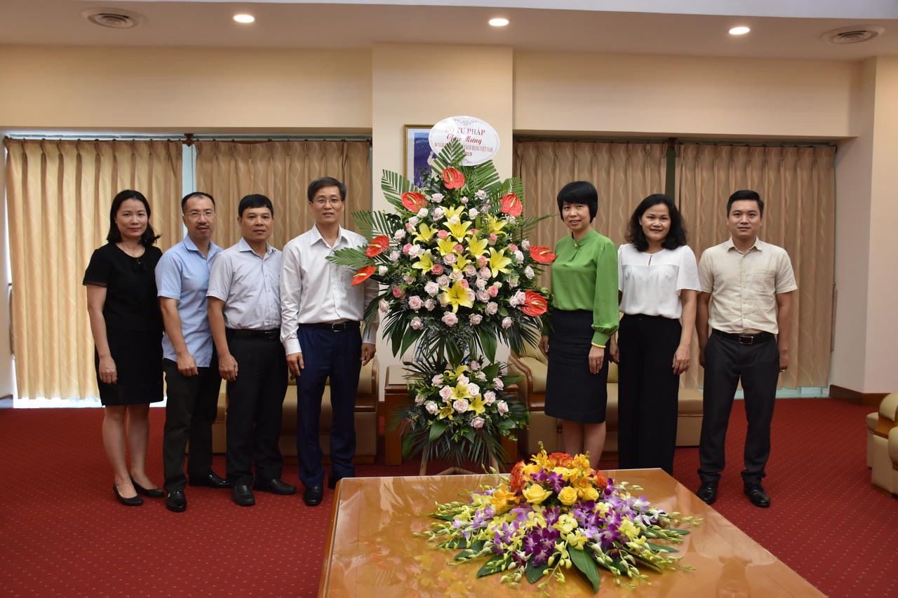 Lãnh đạo Bộ Tư pháp chúc mừng một số cơ quan báo chí