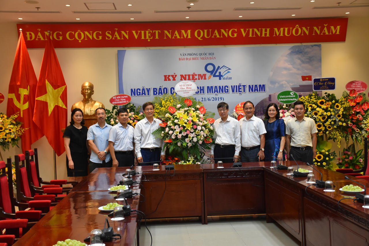 Lãnh đạo Bộ Tư pháp chúc mừng một số cơ quan báo chí