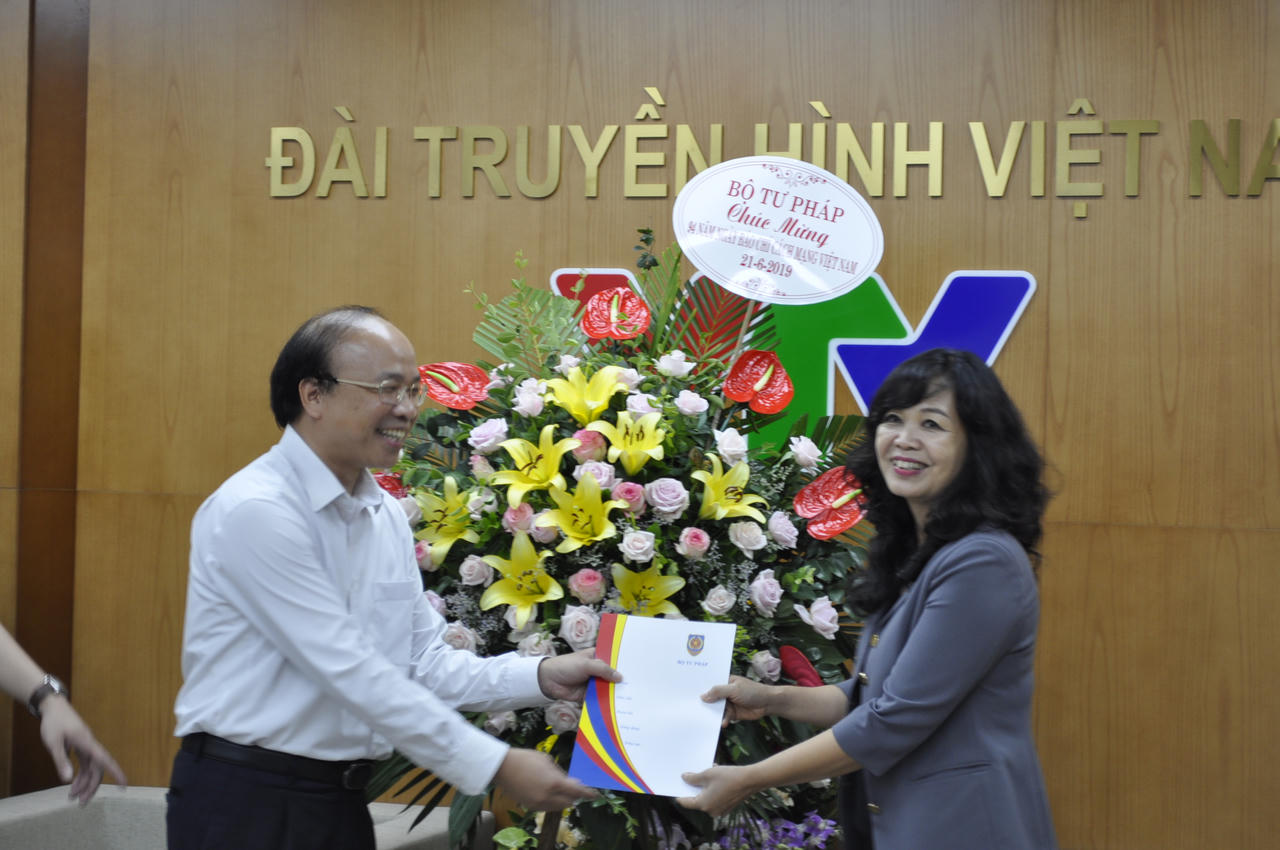 Lãnh đạo Bộ Tư pháp chúc mừng một số cơ quan báo chí