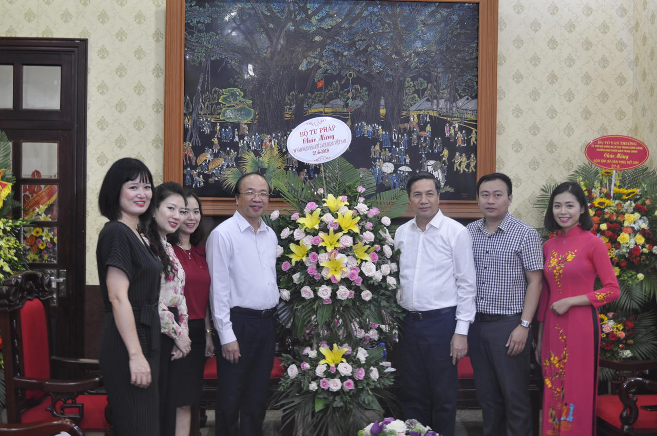 Lãnh đạo Bộ Tư pháp chúc mừng một số cơ quan báo chí