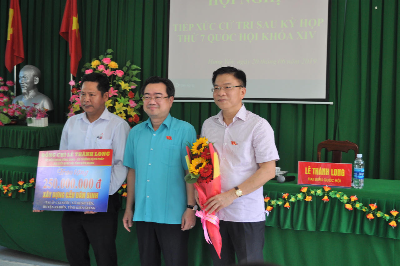 Bộ trưởng Bộ Tư pháp Lê Thành Long tiếp xúc cử tri xã Hưng Yên, An Biên