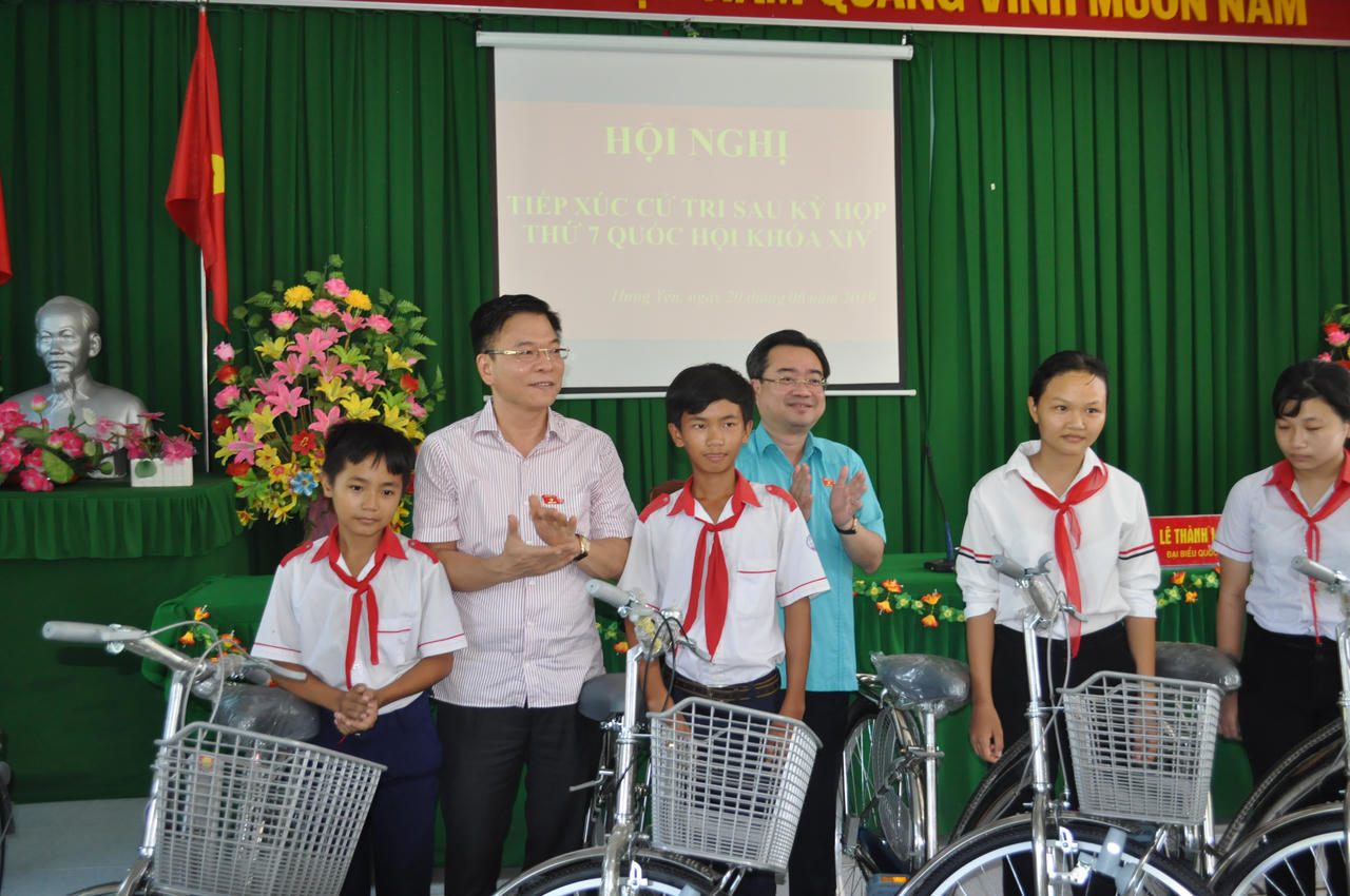 Bộ trưởng Bộ Tư pháp Lê Thành Long tiếp xúc cử tri xã Hưng Yên, An Biên