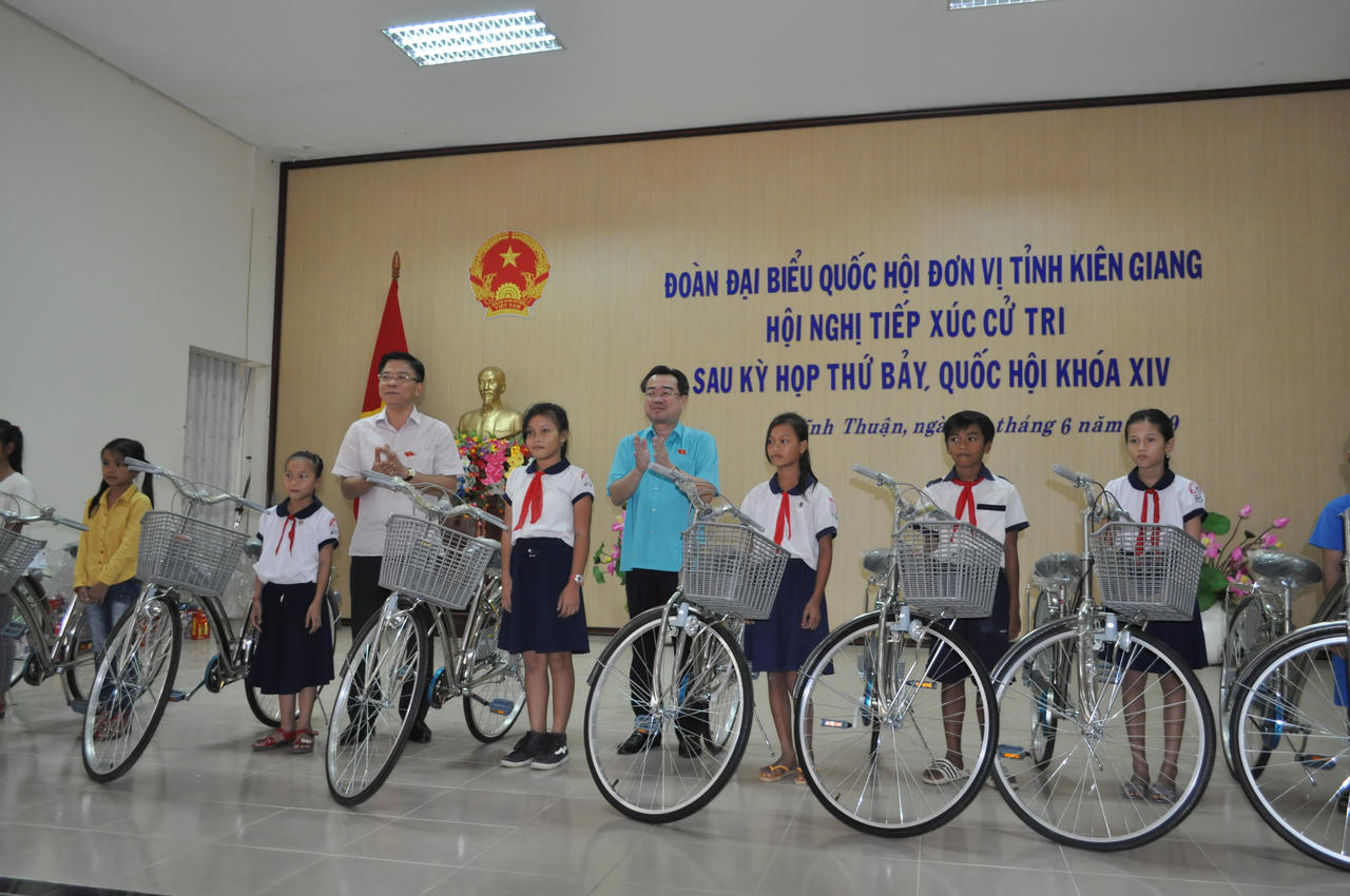 Bộ trưởng Bộ Tư pháp Lê Thành Long tiếp xúc cử tri Kiên Giang