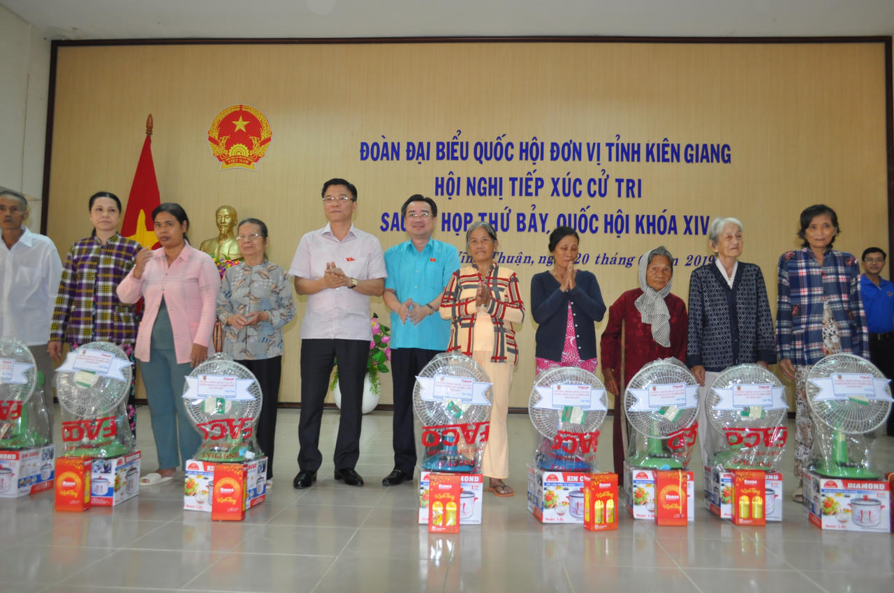 Bộ trưởng Bộ Tư pháp Lê Thành Long tiếp xúc cử tri Kiên Giang