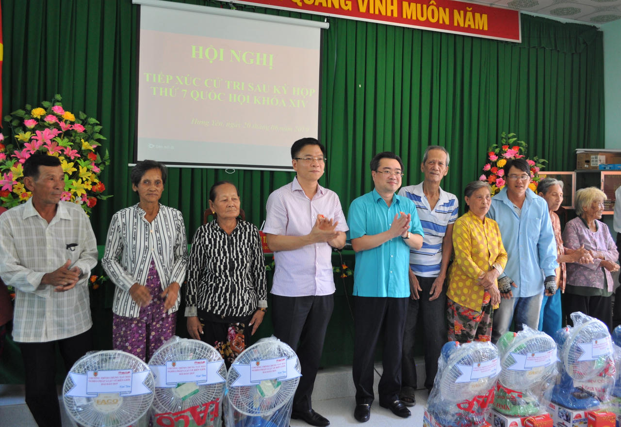 Bộ trưởng Bộ Tư pháp Lê Thành Long tiếp xúc cử tri xã Hưng Yên, An Biên