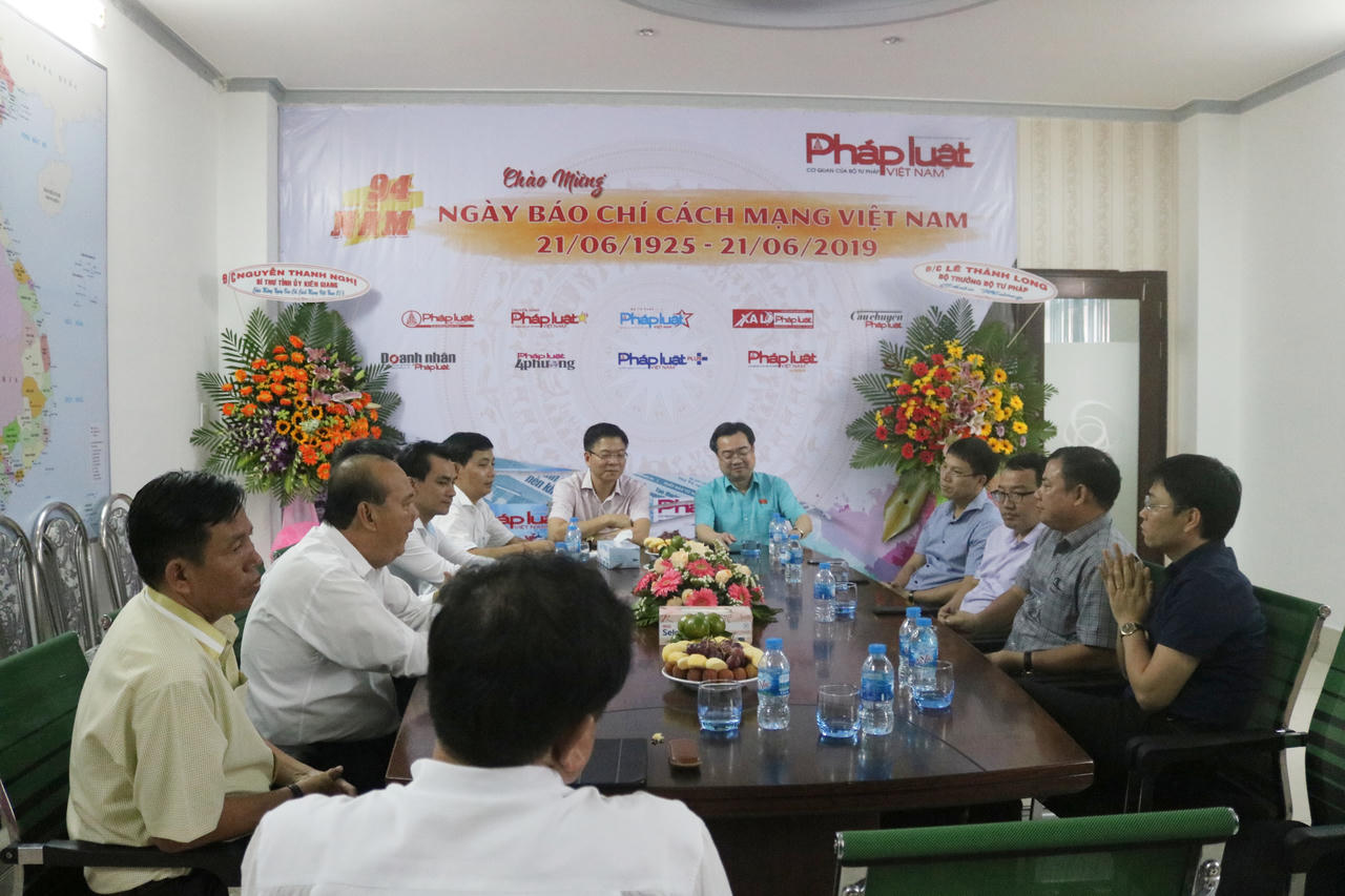 Bộ trưởng Lê Thành Long thăm, chúc mừng Văn phòng đại diện Báo PLVN tại Kiên Giang nhân ngày 21/6