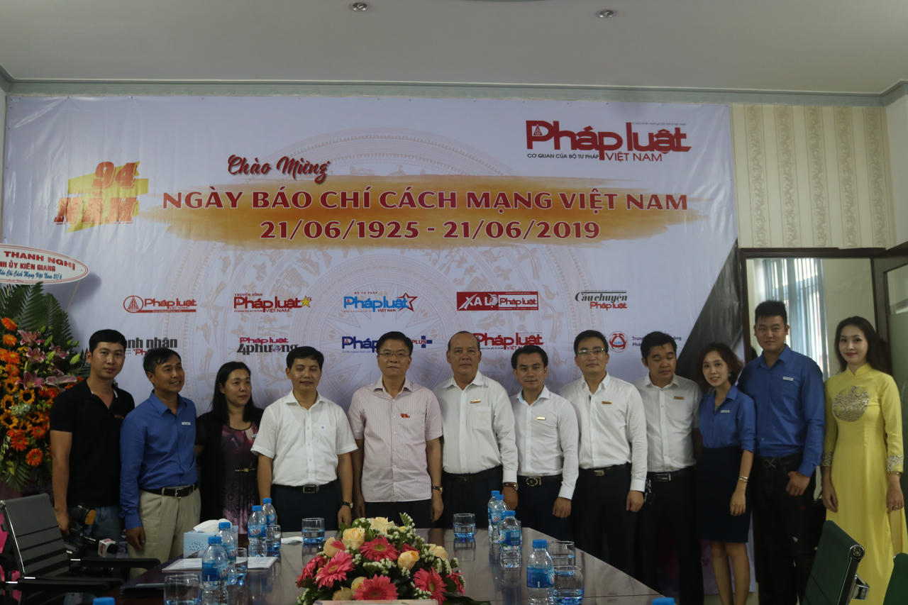 Bộ trưởng Lê Thành Long thăm, chúc mừng Văn phòng đại diện Báo PLVN tại Kiên Giang nhân ngày 21/6