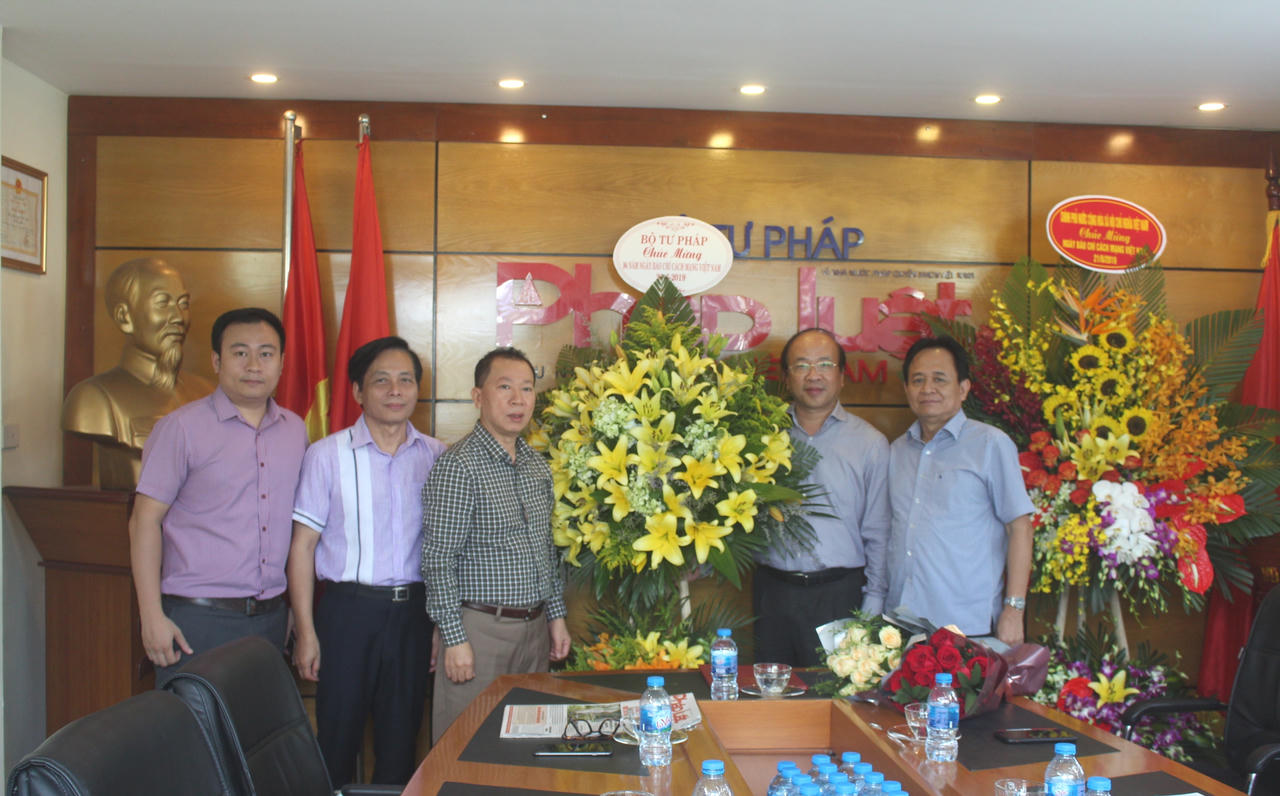 Thứ trưởng Phan Chí Hiếu chúc mừng Báo PLVN và trao quyết định tái bổ nhiệm cho Tổng Biên tập Đào Văn Hội