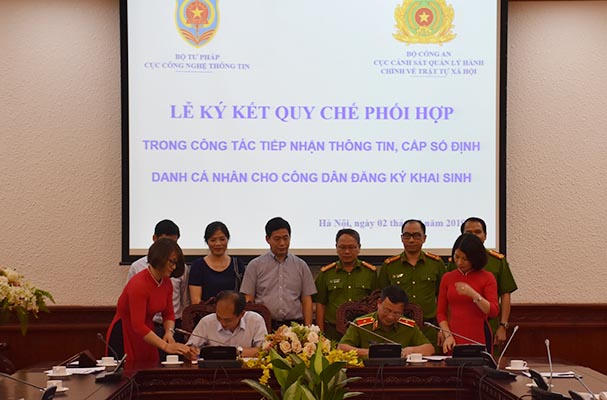 Phối hợp tiếp nhận thông tin, cấp Số định danh cá nhân cho công dân