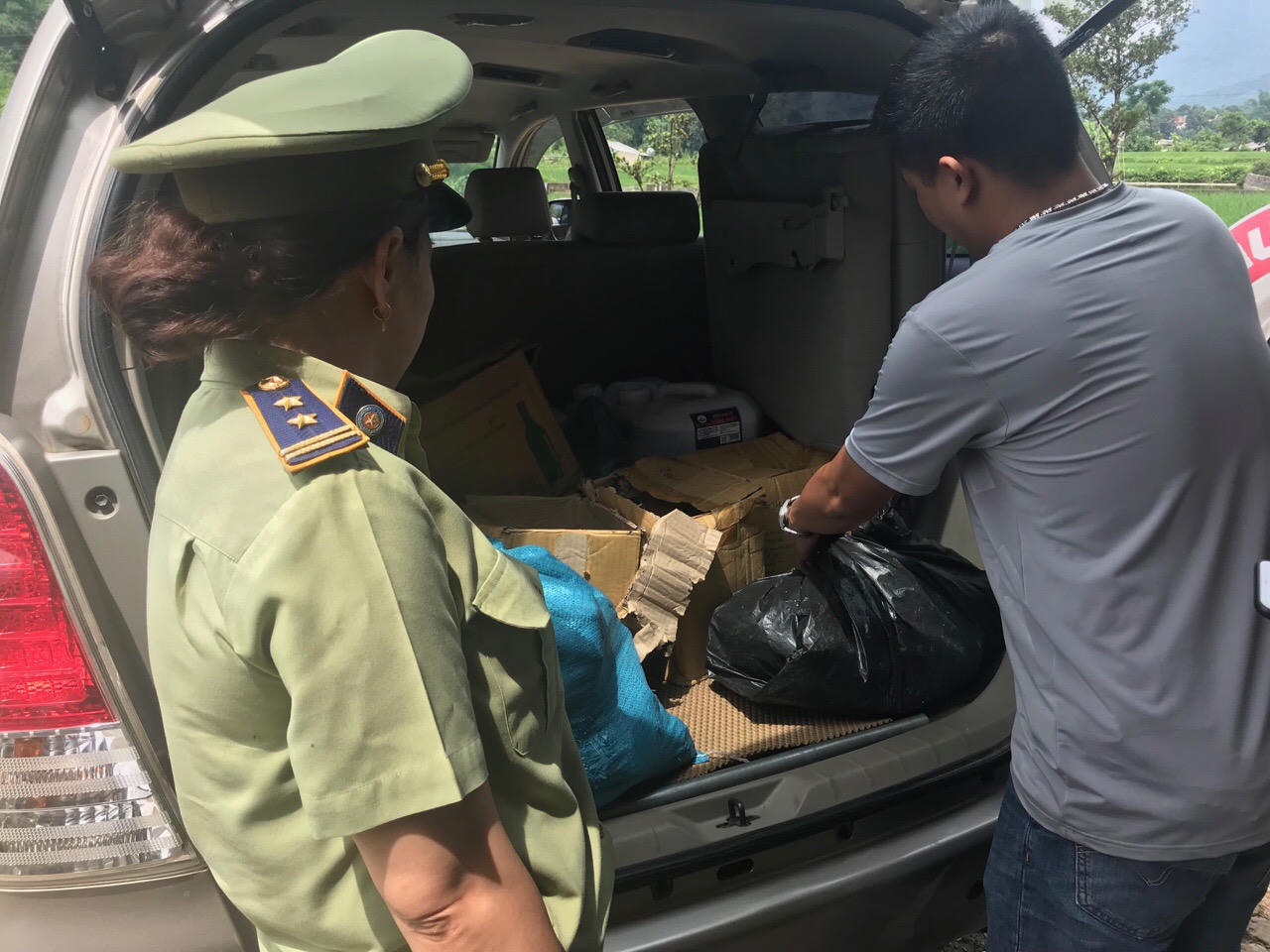 Bắc Kạn: thu giữ gần 1.000 lít rượu thủ công không dán tem thuế