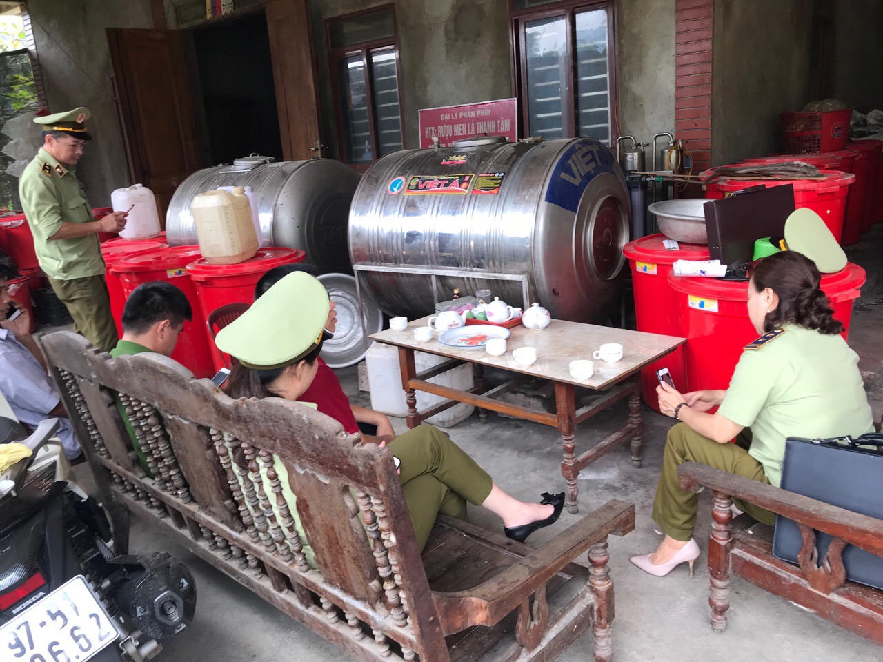 Bắc Kạn: thu giữ gần 1.000 lít rượu thủ công không dán tem thuế