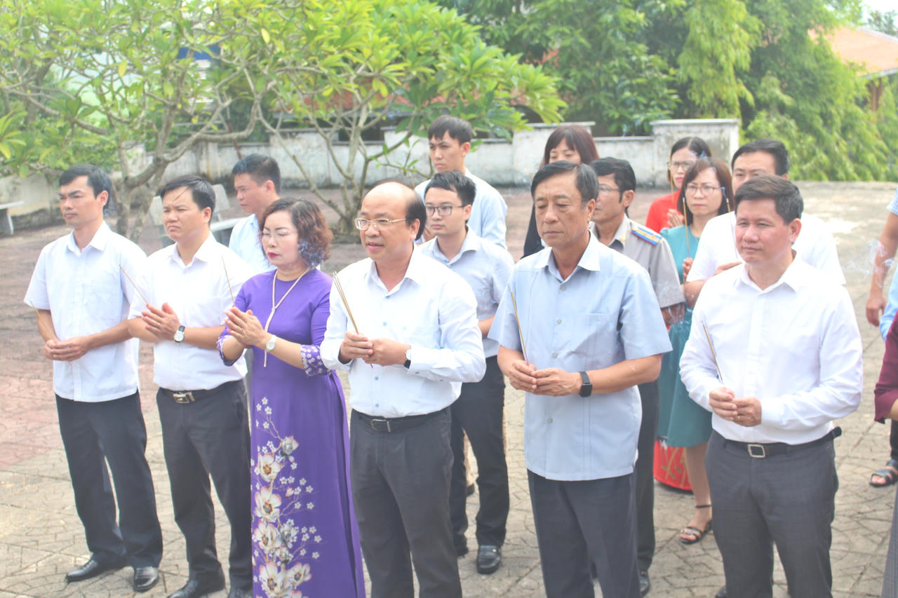 Thứ trưởng Phan Chí Hiếu dâng hương tại Khu di tích lịch sử Bộ Tư pháp