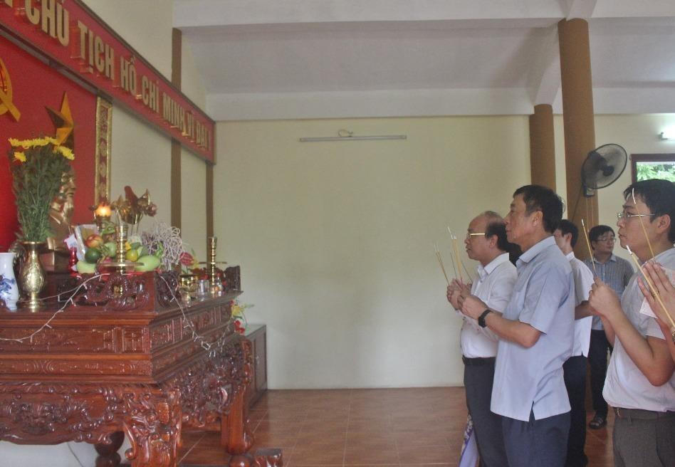 Thứ trưởng Phan Chí Hiếu dâng hương tại Khu di tích lịch sử Bộ Tư pháp