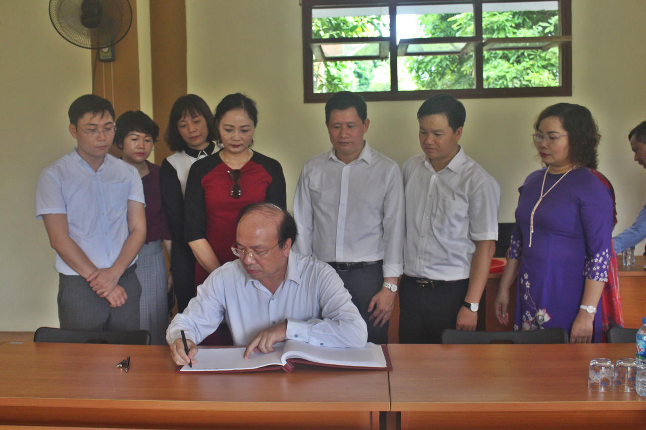 Thứ trưởng Phan Chí Hiếu dâng hương tại Khu di tích lịch sử Bộ Tư pháp