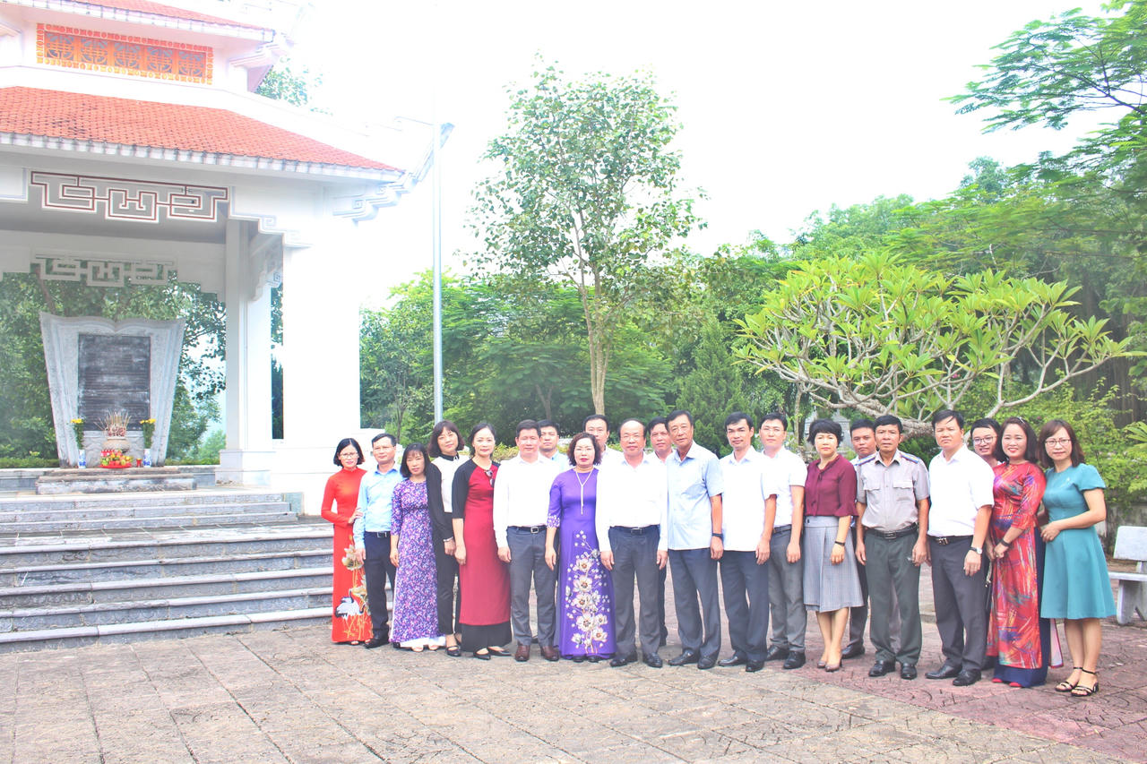 Thứ trưởng Phan Chí Hiếu dâng hương tại Khu di tích lịch sử Bộ Tư pháp