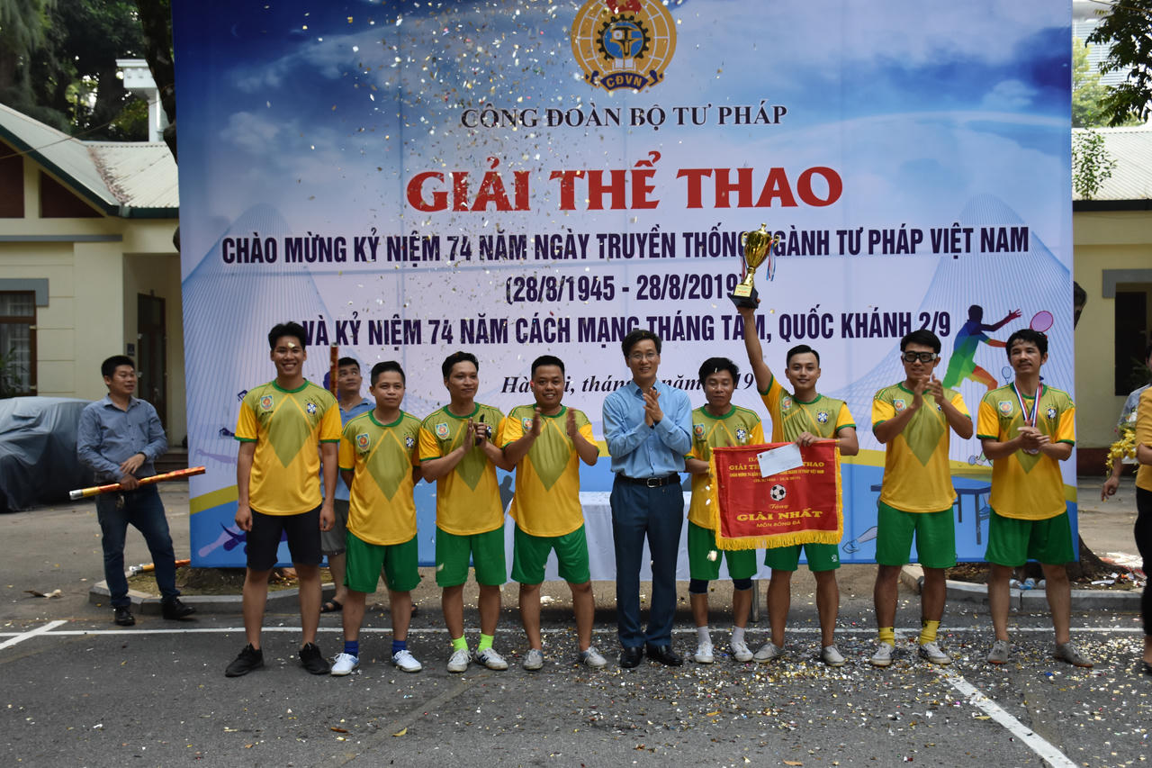 Trao giải thể thao chào mừng 74 năm ngày truyền thống Ngành Tư pháp Việt Nam