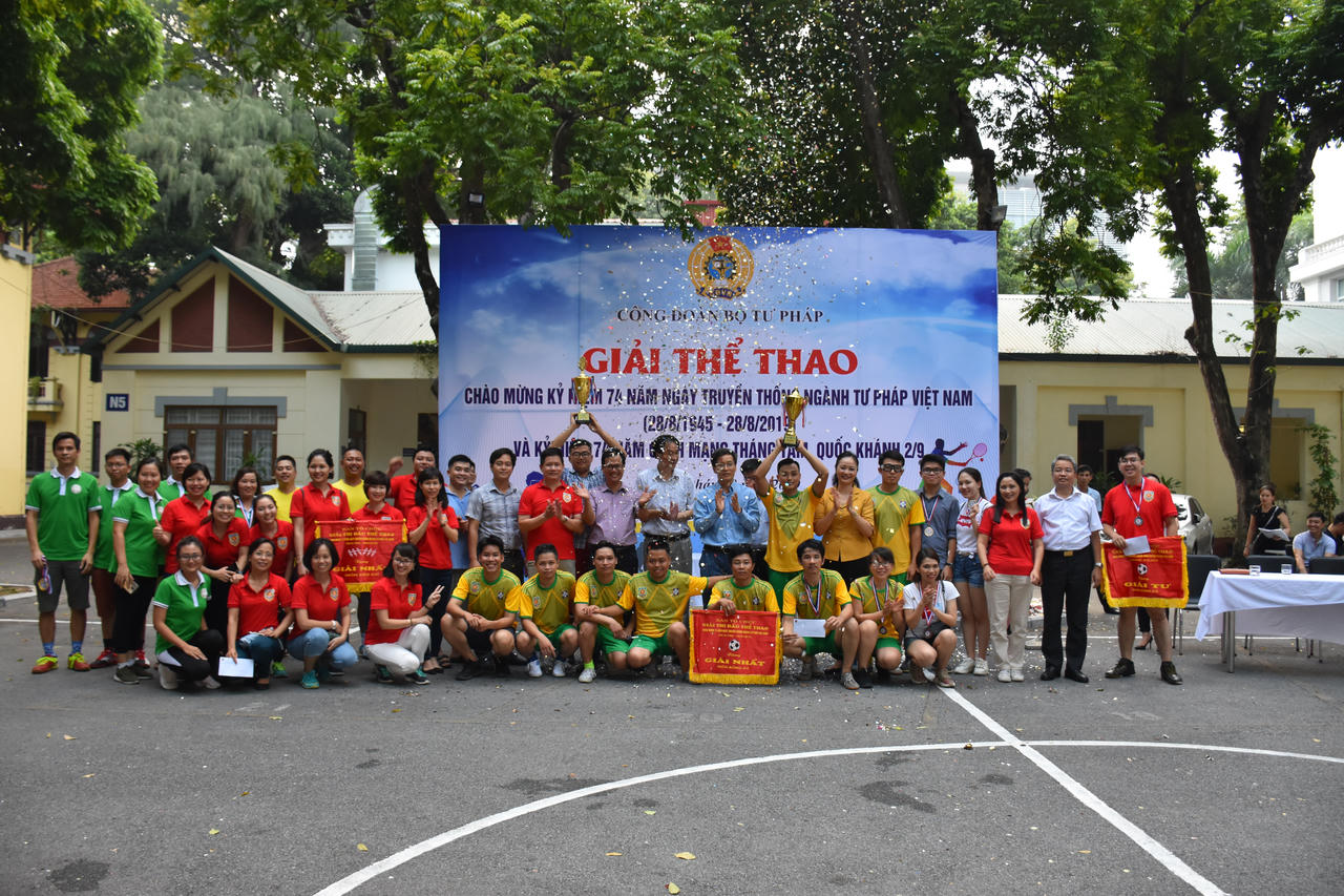 Trao giải thể thao chào mừng 74 năm ngày truyền thống Ngành Tư pháp Việt Nam