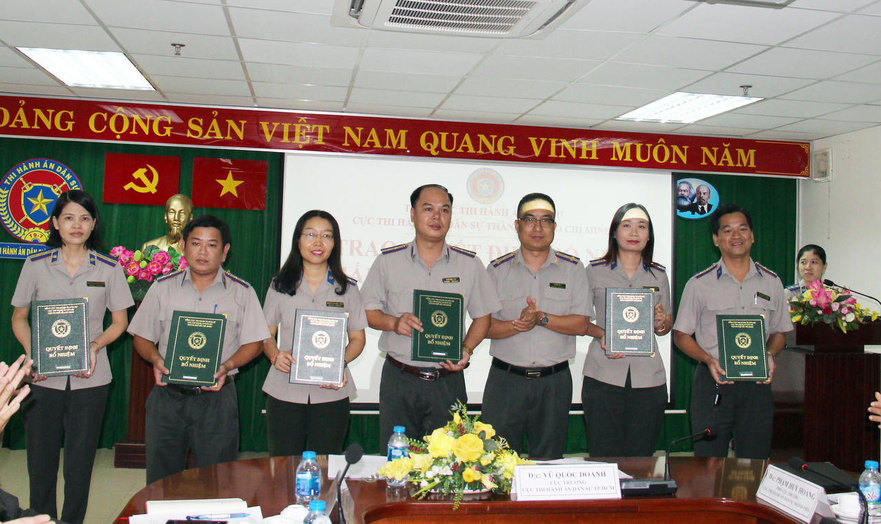 TP Hồ Chí Minh trao quyết định bổ nhiệm Chấp hành viên trung cấp