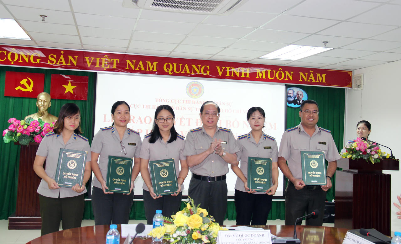 TP Hồ Chí Minh trao quyết định bổ nhiệm Chấp hành viên trung cấp