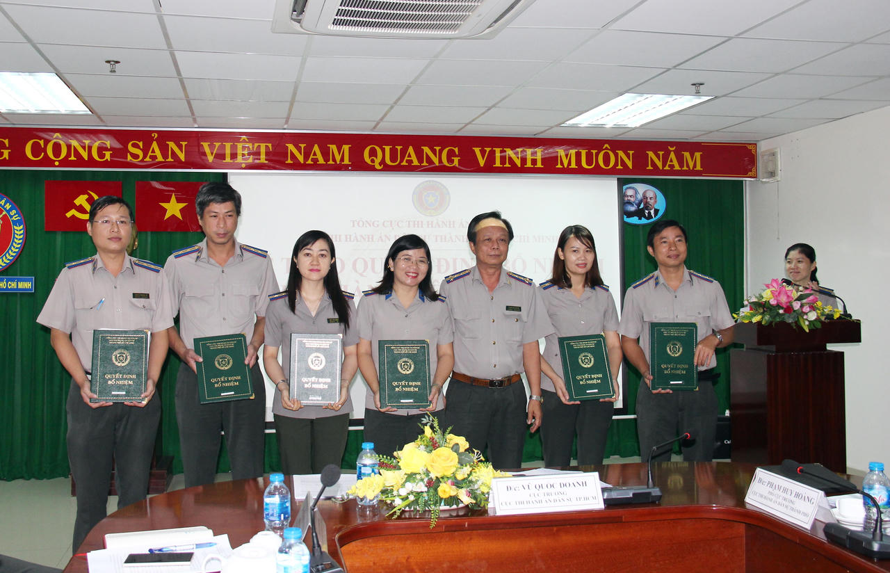 TP Hồ Chí Minh trao quyết định bổ nhiệm Chấp hành viên trung cấp