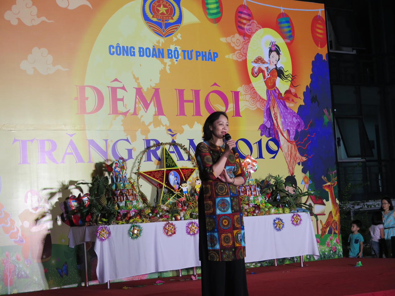 Công đoàn Bộ Tư pháp tổ chức đêm hội trăng rằm cho các cháu thiếu nhi