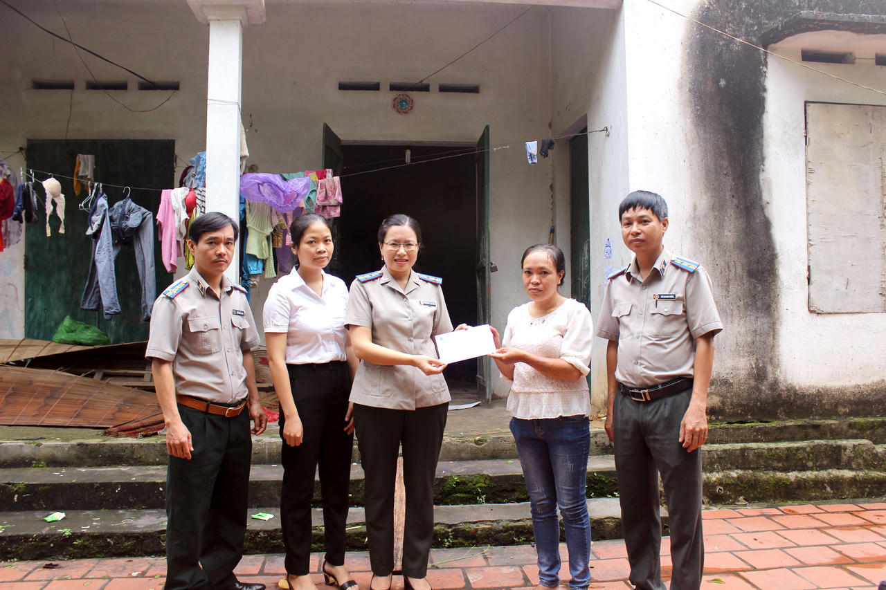 Cục Thi hành án dân sự tỉnh Vĩnh Phúc thăm, tặng quà gia đình chính sách