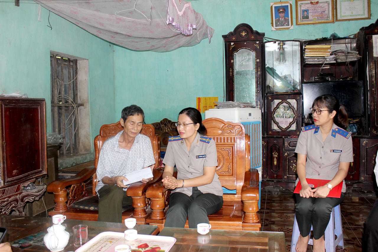 Cục Thi hành án dân sự tỉnh Vĩnh Phúc thăm, tặng quà gia đình chính sách