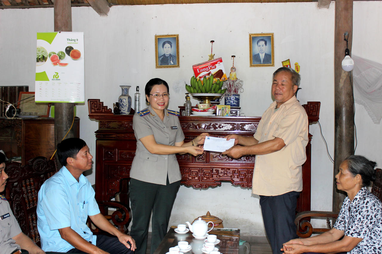 Cục Thi hành án dân sự tỉnh Vĩnh Phúc thăm, tặng quà gia đình chính sách