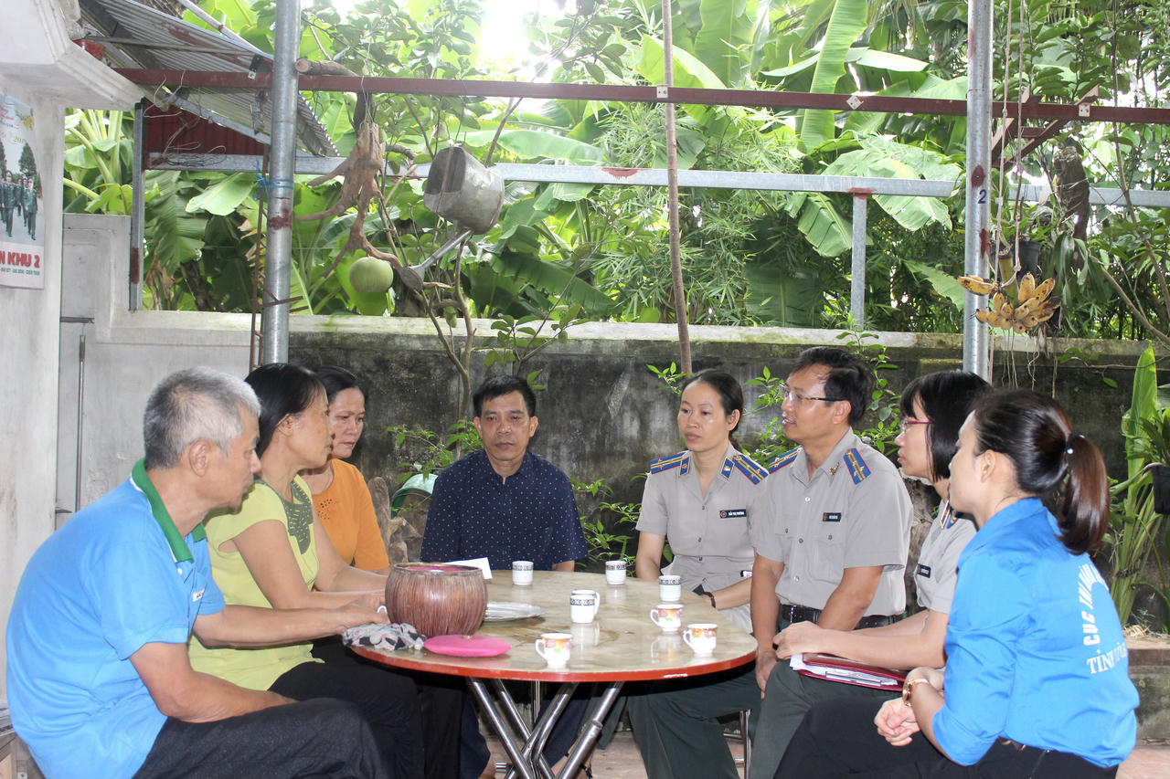 Cục Thi hành án dân sự tỉnh Vĩnh Phúc thăm, tặng quà gia đình chính sách