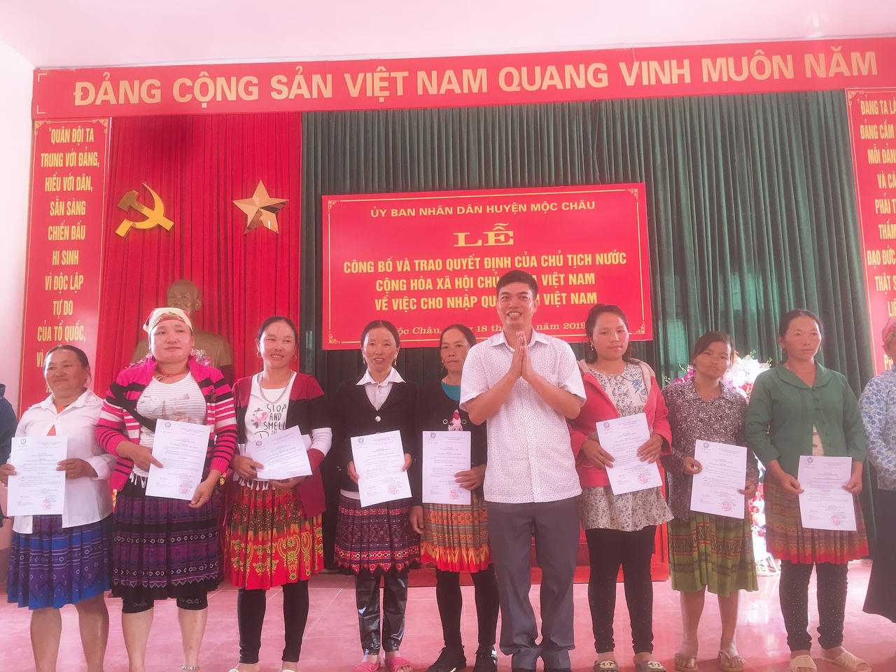 Trao quyết định nhập quốc tịch Việt Nam cho người Lào di cư tự do và kết hôn không giá thú tại Mộc Châu, Sơn La