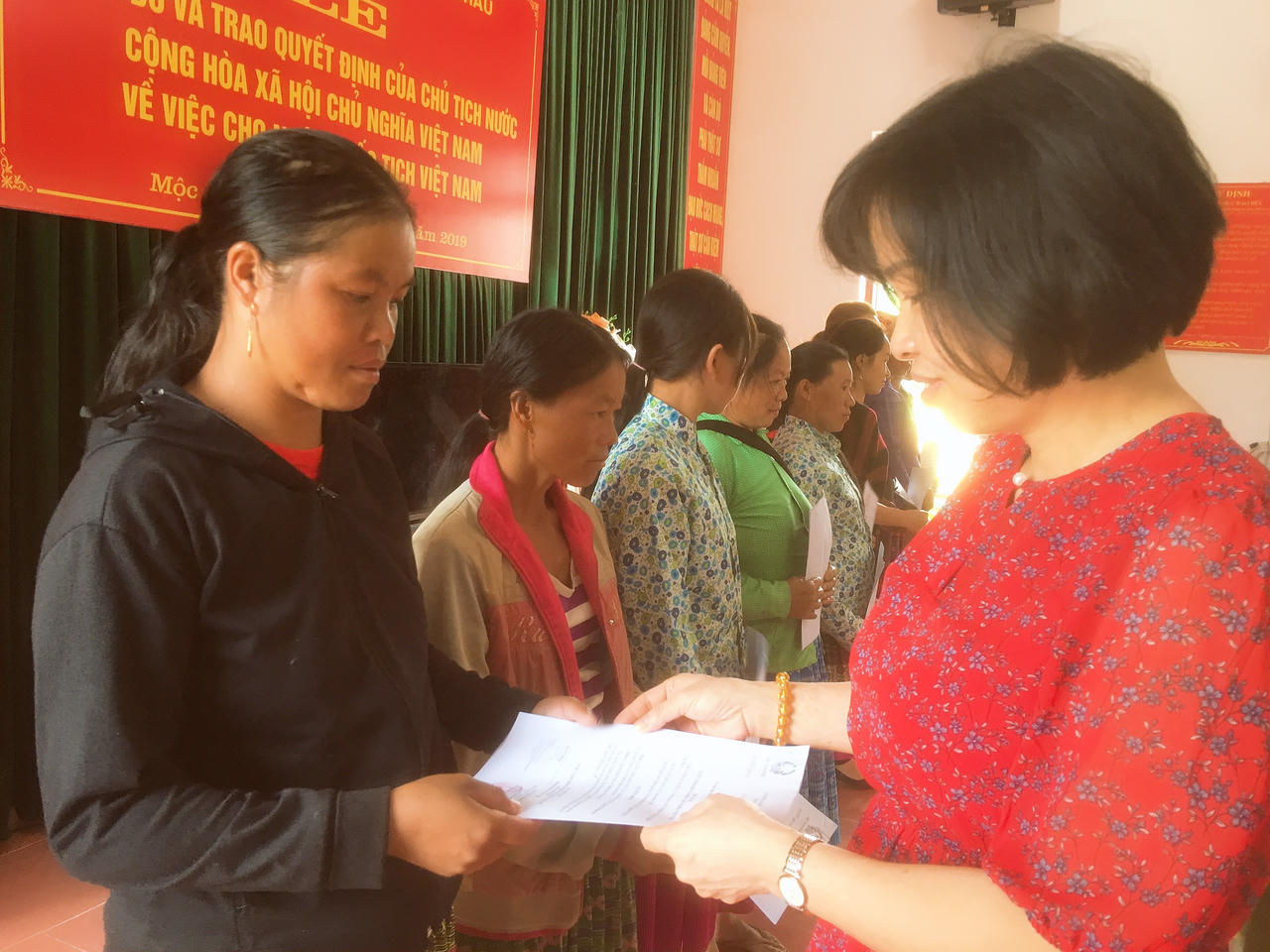 Trao quyết định nhập quốc tịch Việt Nam cho người Lào di cư tự do và kết hôn không giá thú tại Mộc Châu, Sơn La