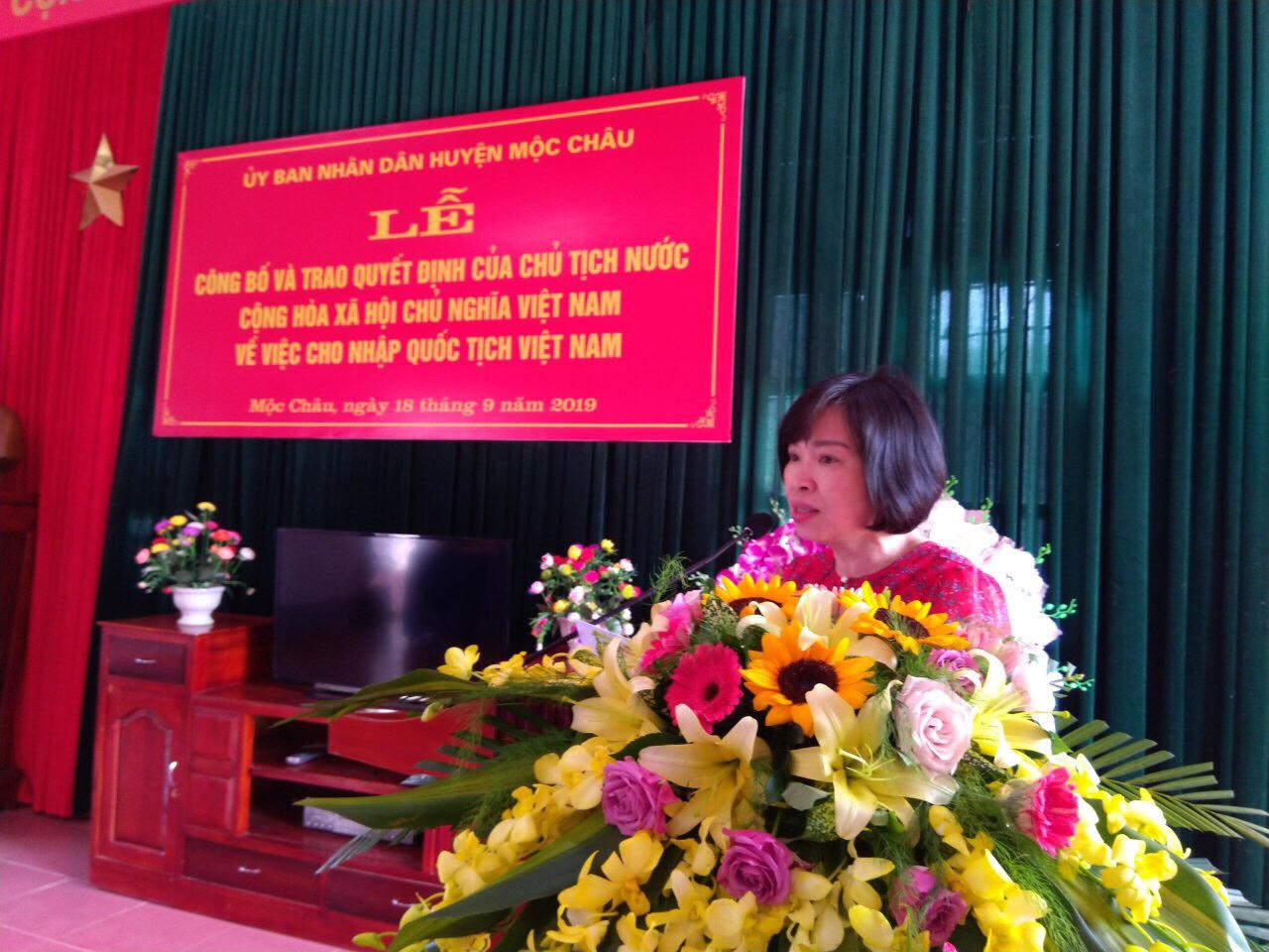 Trao quyết định nhập quốc tịch Việt Nam cho người Lào di cư tự do và kết hôn không giá thú tại Mộc Châu, Sơn La