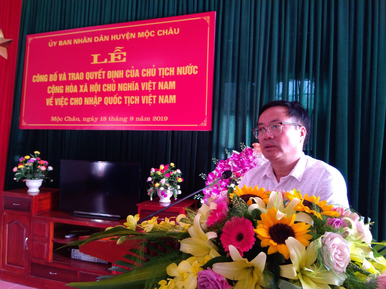 Trao quyết định nhập quốc tịch Việt Nam cho người Lào di cư tự do và kết hôn không giá thú tại Mộc Châu, Sơn La