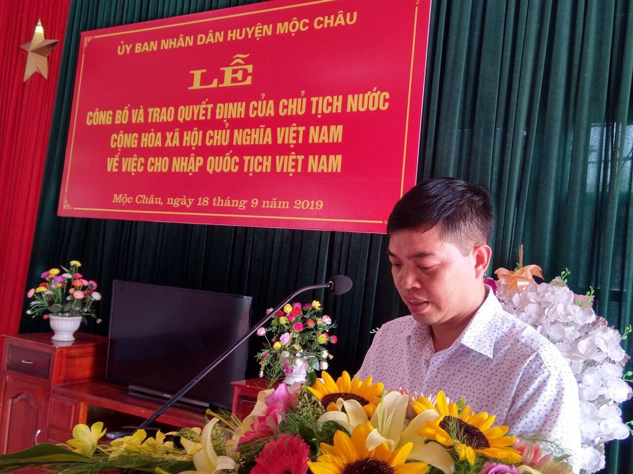 Trao quyết định nhập quốc tịch Việt Nam cho người Lào di cư tự do và kết hôn không giá thú tại Mộc Châu, Sơn La