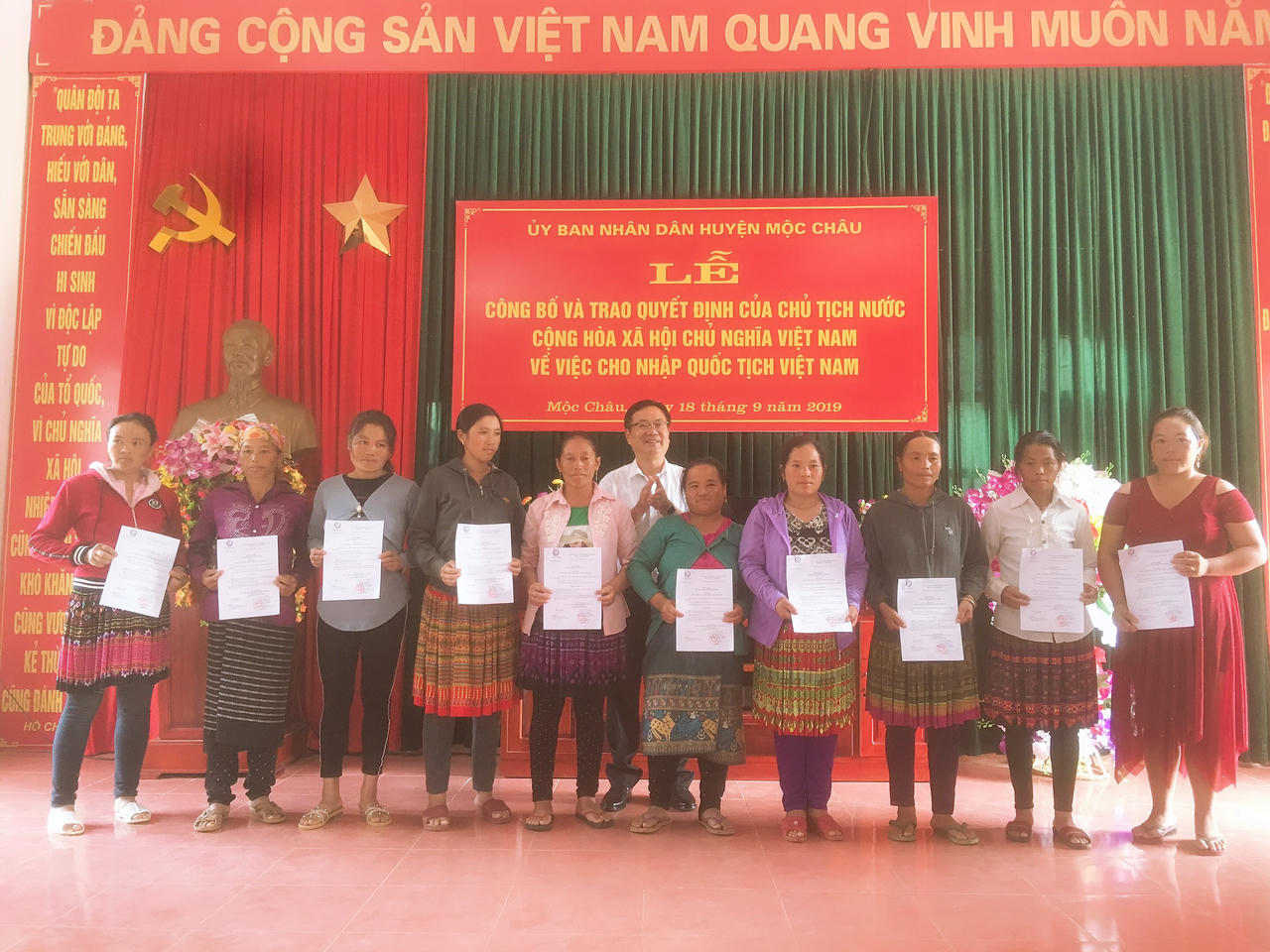 Trao quyết định nhập quốc tịch Việt Nam cho người Lào di cư tự do và kết hôn không giá thú tại Mộc Châu, Sơn La