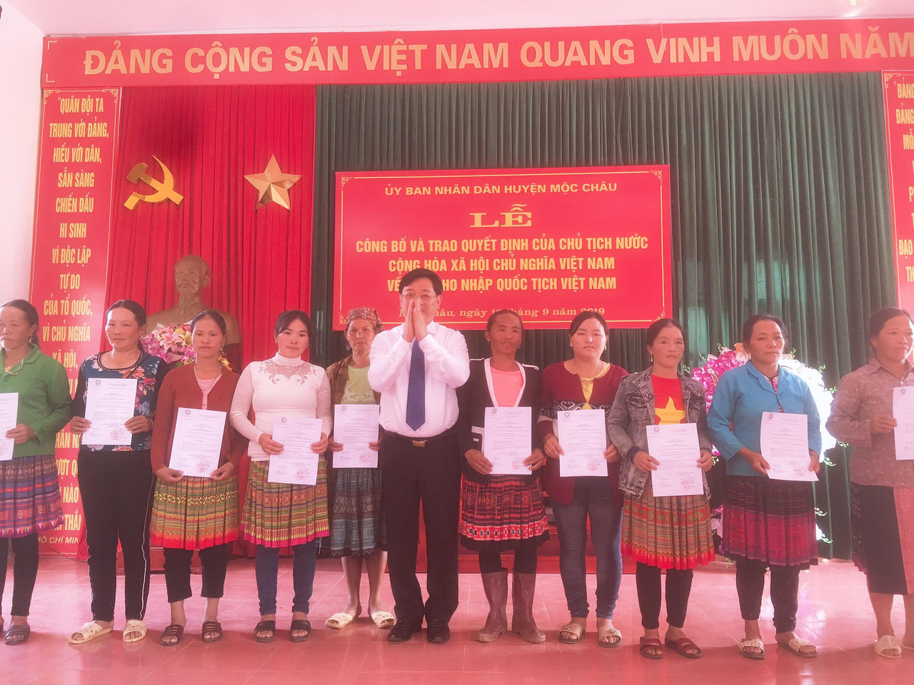 Trao quyết định nhập quốc tịch Việt Nam cho người Lào di cư tự do và kết hôn không giá thú tại Mộc Châu, Sơn La