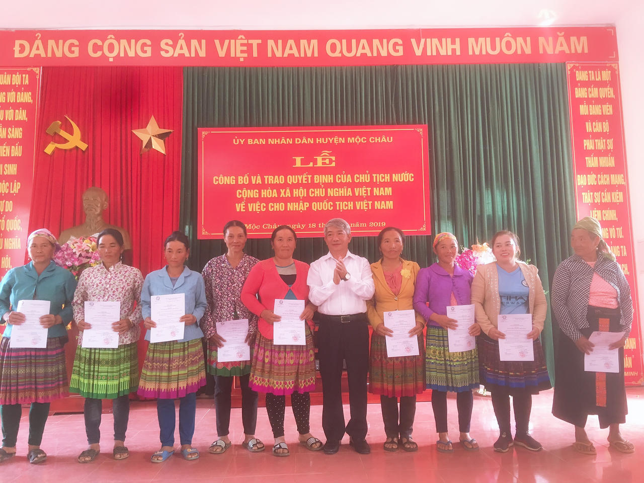 Trao quyết định nhập quốc tịch Việt Nam cho người Lào di cư tự do và kết hôn không giá thú tại Mộc Châu, Sơn La