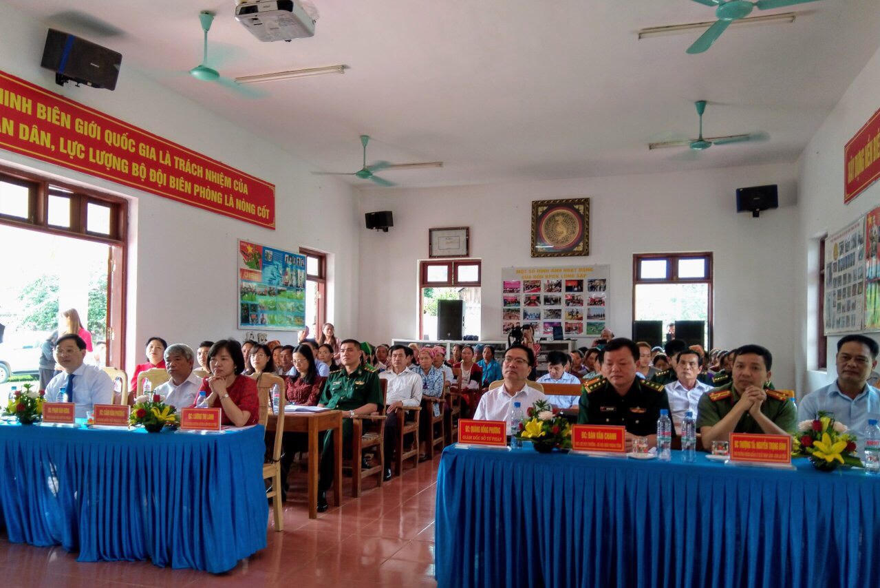 Trao quyết định nhập quốc tịch Việt Nam cho người Lào di cư tự do và kết hôn không giá thú tại Mộc Châu, Sơn La