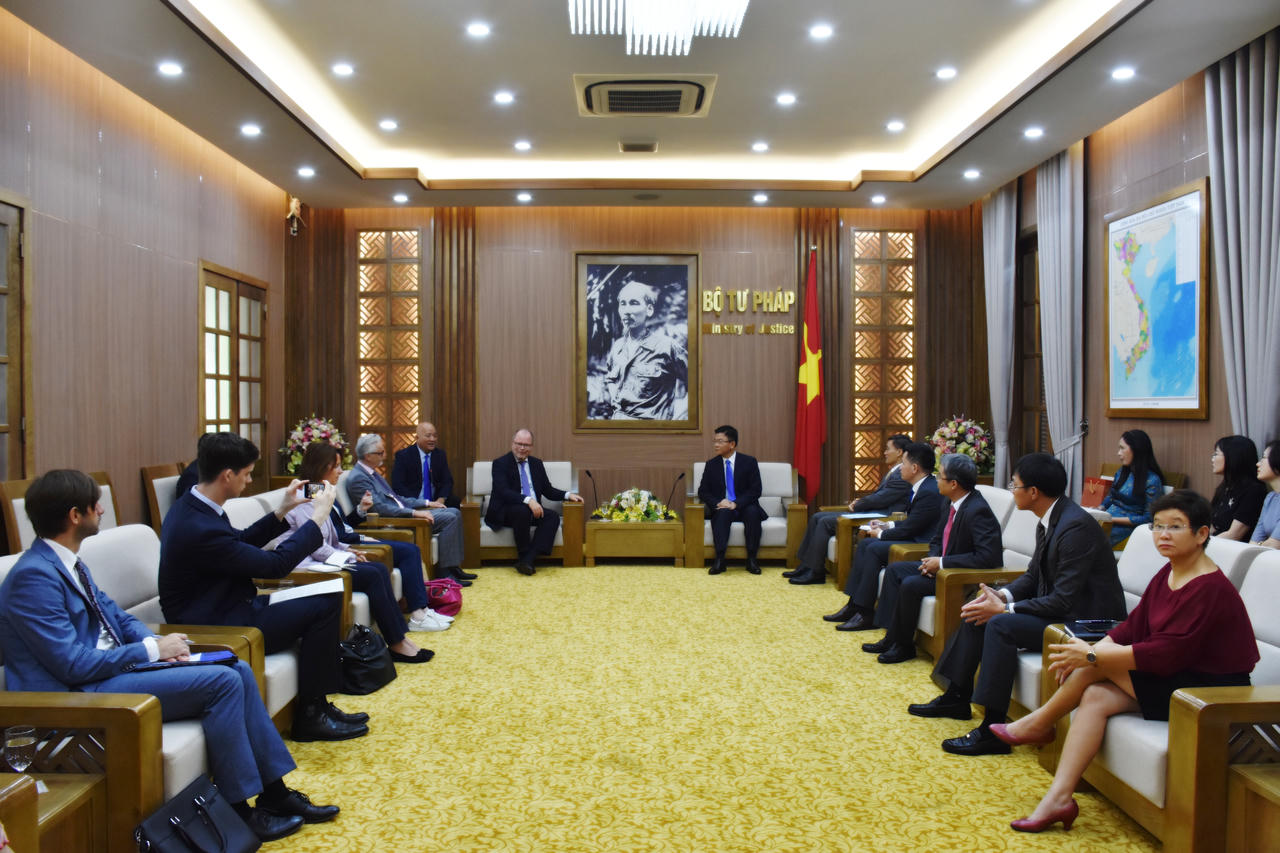 Bộ trưởng Lê Thành Long tiếp xã giao với Quốc Vụ khanh Bộ Tư pháp và bảo vệ người tiêu dùng CHLB Đức
