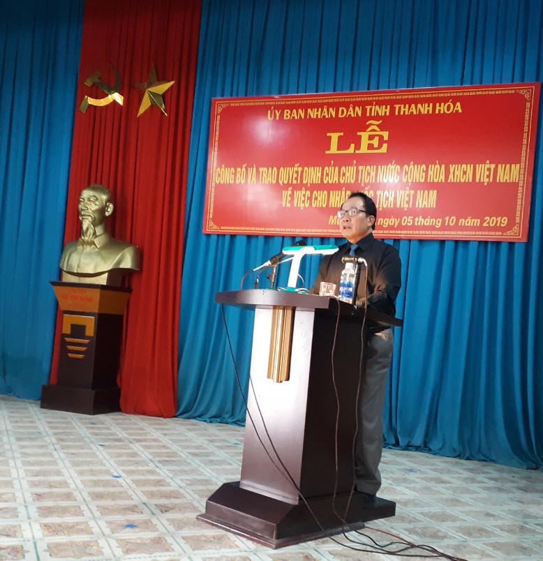 Trao quyết định nhập quốc tịch Việt Nam cho người Lào di cư tự do và kết hôn không giá thú tại tỉnh Thanh Hóa