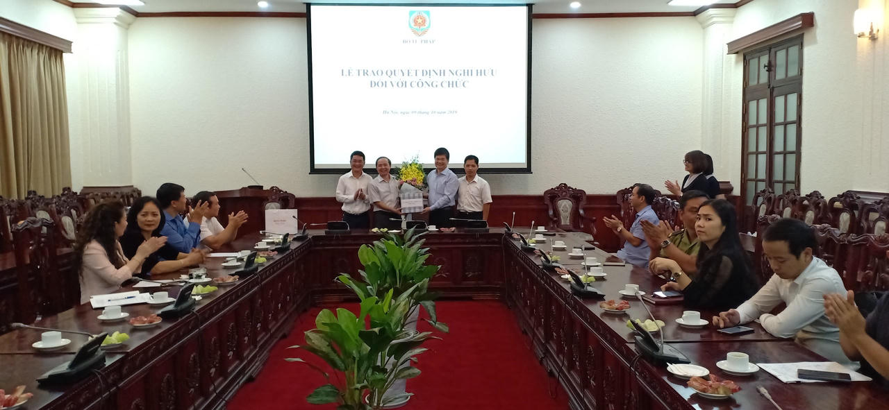 Trao Quyết định nghỉ hưu cho Phó Tổng Biên tập Tạp chí Dân chủ và Pháp luật