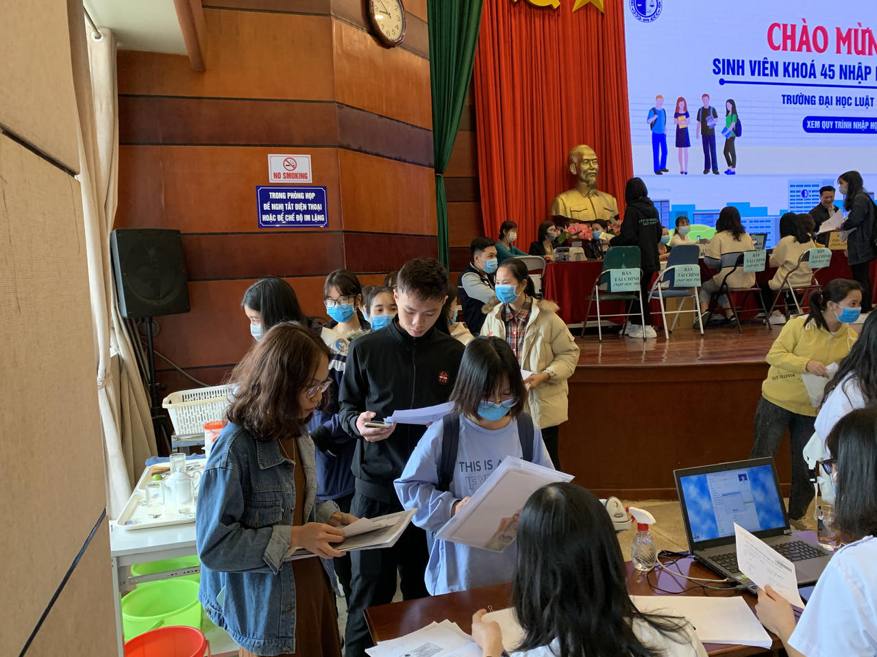 Đại học Luật Hà Nội chào đón tân sinh viên khóa 45 nhập học