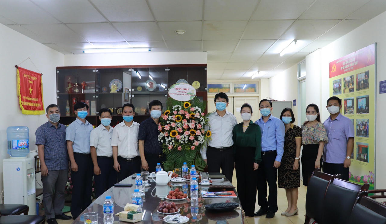 Thứ trưởng Nguyễn Thanh Tịnh chúc mừng một số cơ quan báo chí nhân ngày 21/6