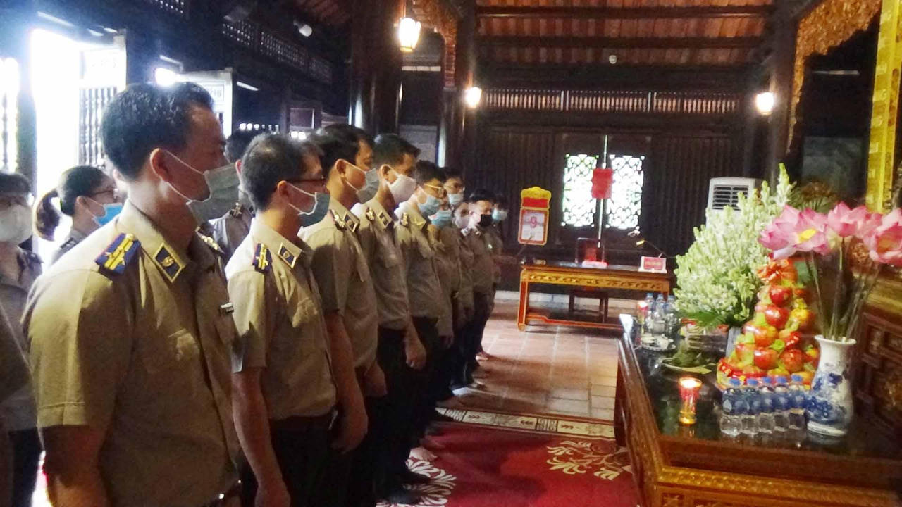 Cục Thi hành án dân sự tỉnh Tuyên Quang dâng hương, báo công tại đền thờ Bác