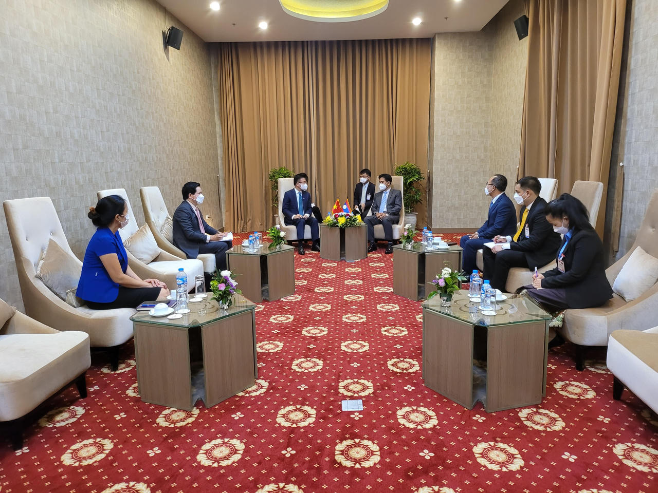 Bộ trưởng Tư pháp Lê Thành Long gặp gỡ thân tình với Bộ trưởng Tư pháp Lào Phayvi SYBOULYPHA